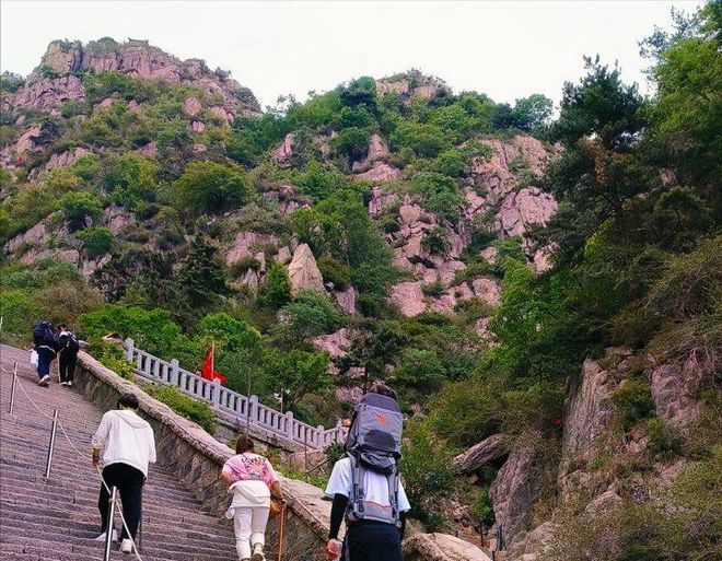 体育生回应518元受雇背娃陪爬泰山(图2)