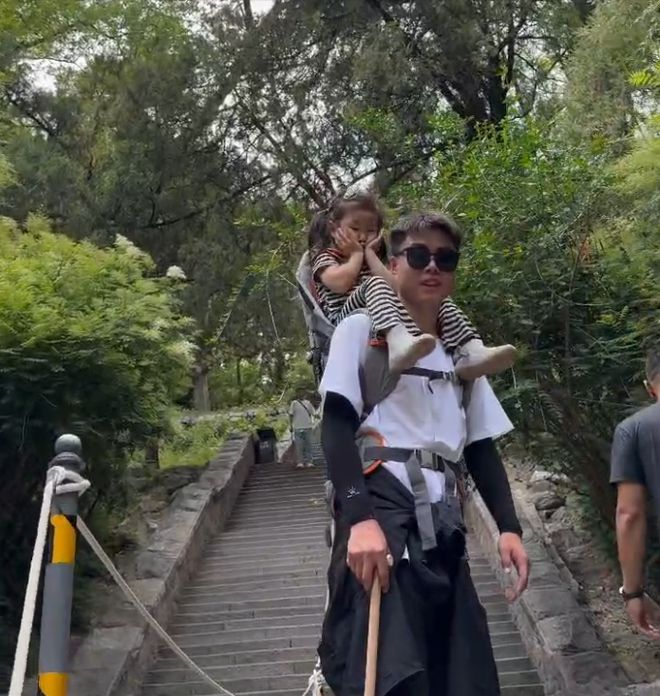 体育生回应518元受雇背娃陪爬泰山(图6)