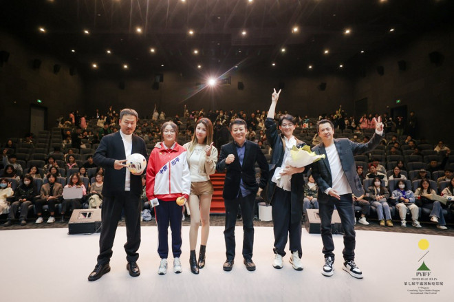 威廉希尔闭幕片《屋顶足球》亮相平遥电影展黄建新出席！(图1)