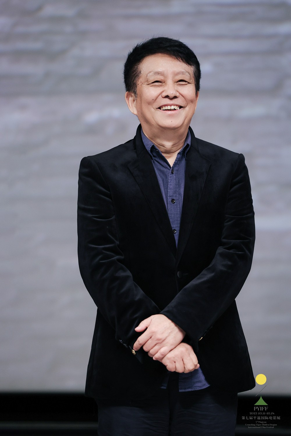 威廉希尔闭幕片《屋顶足球》亮相平遥电影展黄建新出席！(图2)