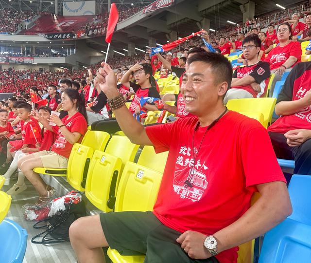 体育·图文互动）凤凰山足球场的南看台(图2)