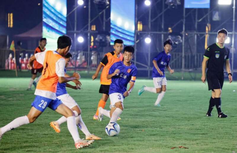 “贝贝杯”青少年足球赛开赛(图1)