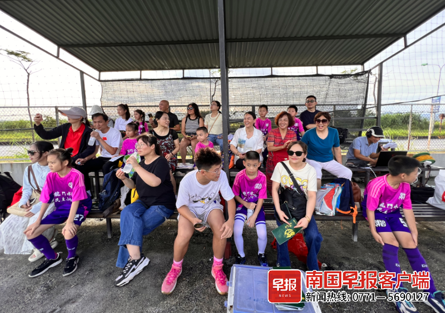 WilliamHill双语啦啦队真带劲！中越民间少儿足球友谊赛在越南下龙湾举行(图2)