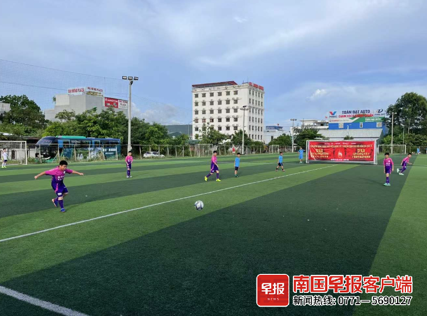 WilliamHill双语啦啦队真带劲！中越民间少儿足球友谊赛在越南下龙湾举行(图3)