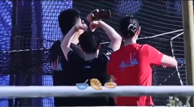 巴黎训练王楚钦被训孙颖莎比心马龙就餐迷路陈梦太惊喜(图2)