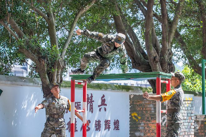 热辣滚烫！超清直击支队军事训练比武暨军人体育运动会现场(图2)