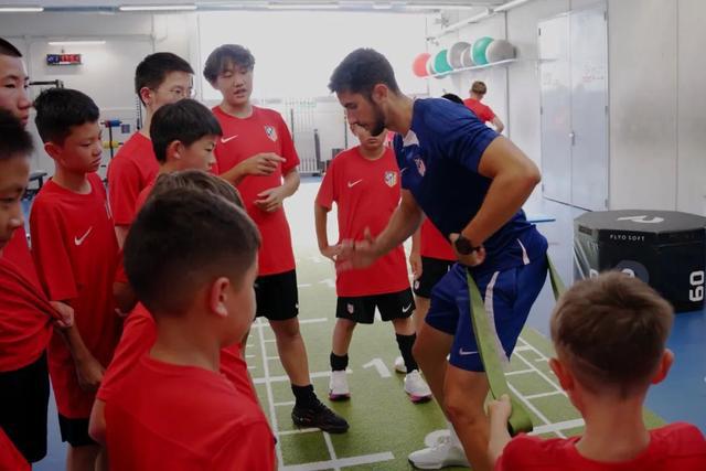 足球新势力┃萨马兰奇全球航海运动基金2024宁波市青少年赴西班牙体育交流活威廉希尔动(图1)