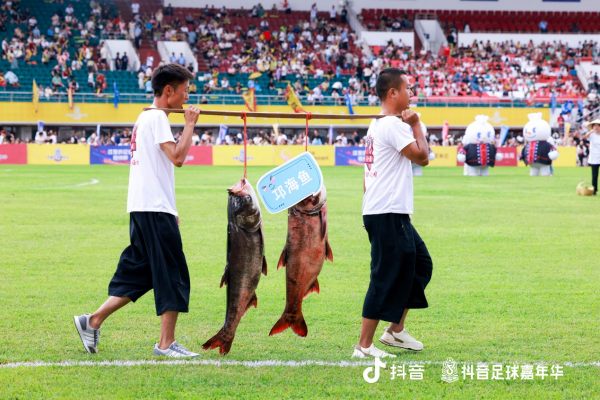 抖音足球嘉年华遇上彝族火把节：凉山足球巅峰对决上演“最炫民族风”(图3)