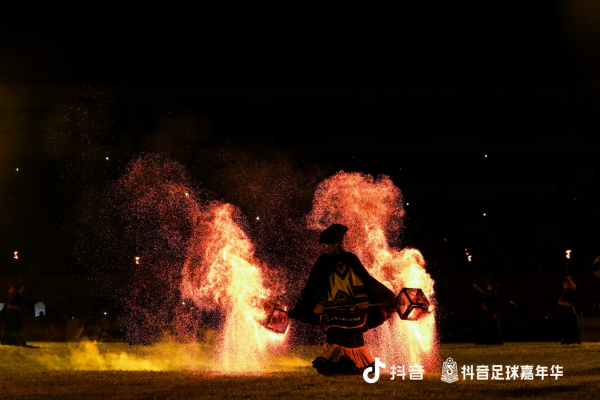 抖音足球嘉年华遇上彝族火把节：凉山足球巅峰对决上演“最炫民族风”(图2)