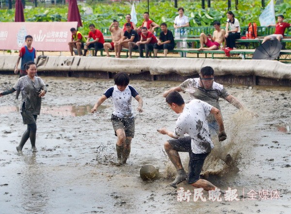 “泥地村超”点燃足球激情(图1)
