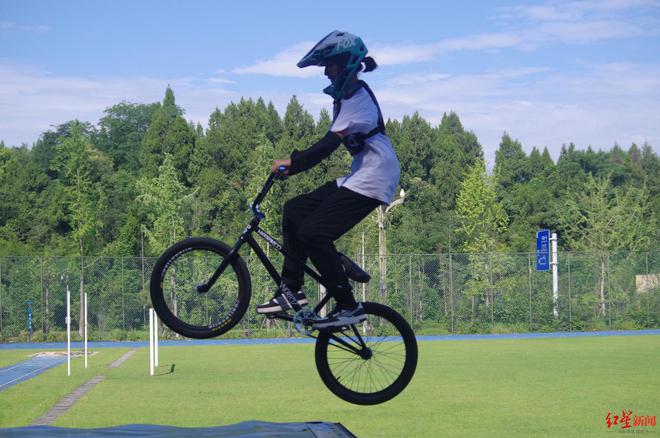 邓雅文奥运夺冠带火小轮车运动实地探访其打基础的武胜训练场地当地成立首支小轮车队WilliamHill(图5)