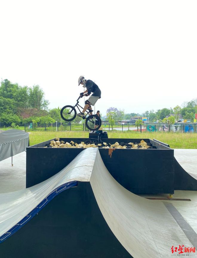 邓雅文奥运夺冠带火小轮车运动实地探访其打基础的武胜训练场地当地成立首支小轮车队WilliamHill(图4)