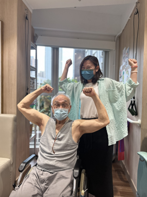 我要赞佢｜80岁运动健将患柏金逊症长者中心安排拉力带训练恢复活力