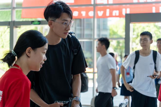 陈芋汐和徐卓一到同济大学新生报到录取专业均为运动训练(图2)