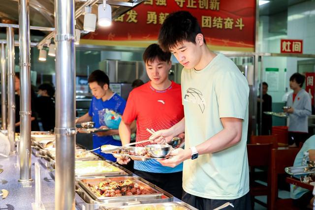 全聚德威廉希尔“味”奥运喝彩北京烤鸭香飘训练局运动员餐厅(图2)