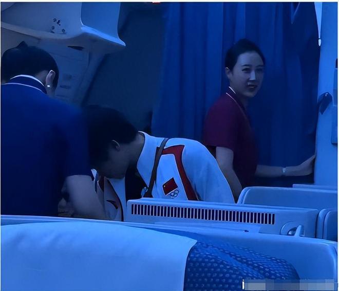 凌晨航班偶遇全红婵！刚参加完表彰大会继续努力训练为国争光