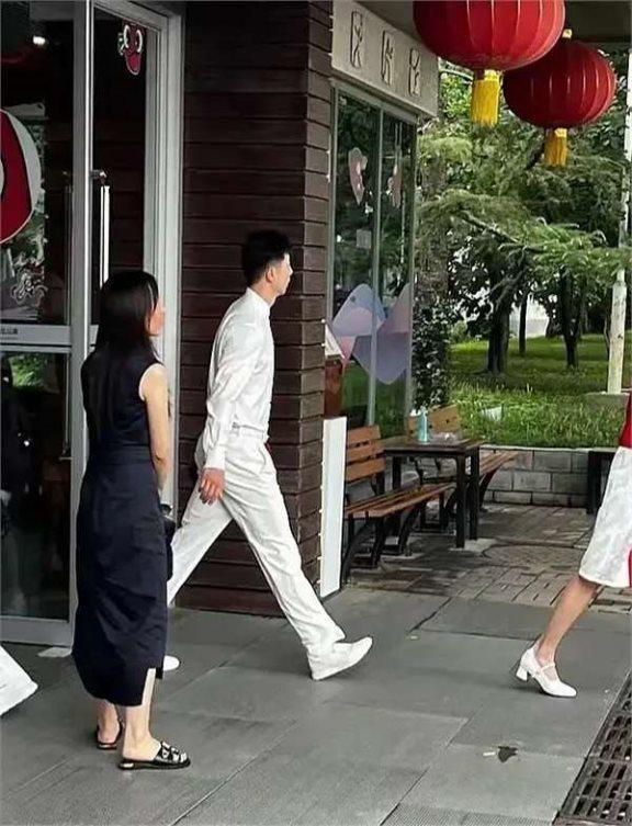 凌晨航班偶遇全红婵！刚参加完表彰大会继续努力训练为国争光(图3)