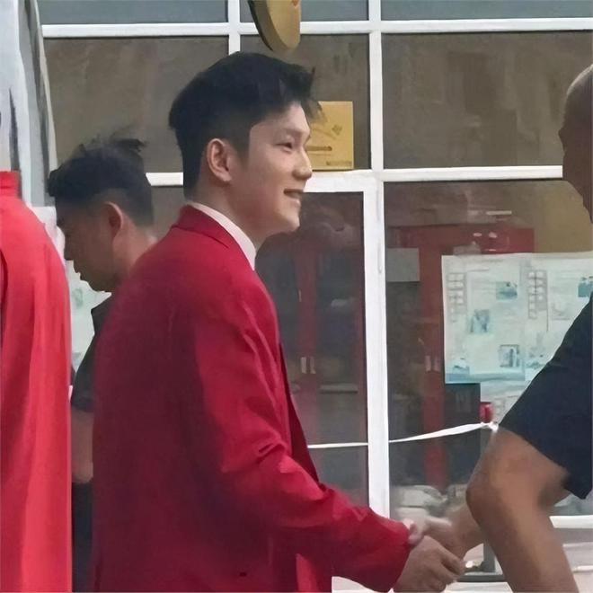 凌晨航班偶遇全红婵！刚参加完表彰大会继续努力训练为国争光(图2)