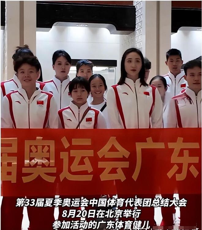 凌晨航班偶遇全红婵！刚参加完表彰大会继续努力训练为国争光(图11)