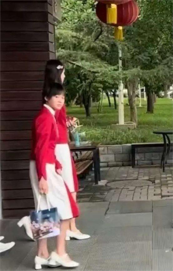 凌晨航班偶遇全红婵！刚参加完表彰大会继续努力训练为国争光(图6)