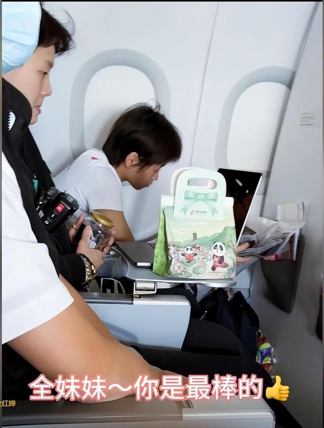 凌晨航班偶遇全红婵！刚参加完表彰大会继续努力训练为国争光(图9)