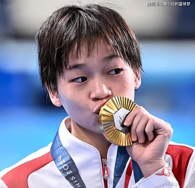 凌晨航班偶遇全红婵！刚参加完表彰大会继续努力训练为国争光(图8)