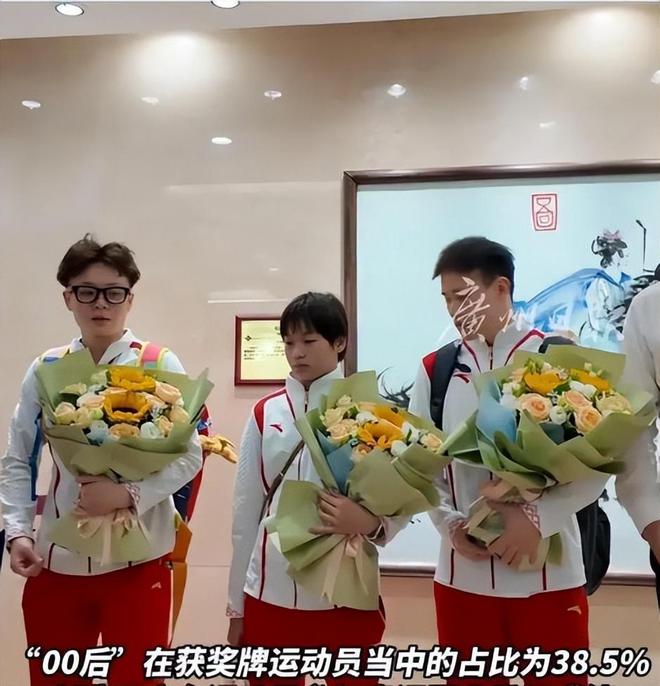 凌晨航班偶遇全红婵！刚参加完表彰大会继续努力训练为国争光(图10)