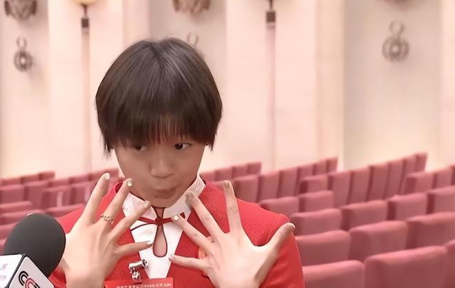 凌晨航班偶遇全红婵！刚参加完表彰大会继续努力训练为国争光(图17)