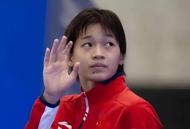 凌晨航班偶遇全红婵！刚参加完表彰大会继续努力训练为国争光(图12)