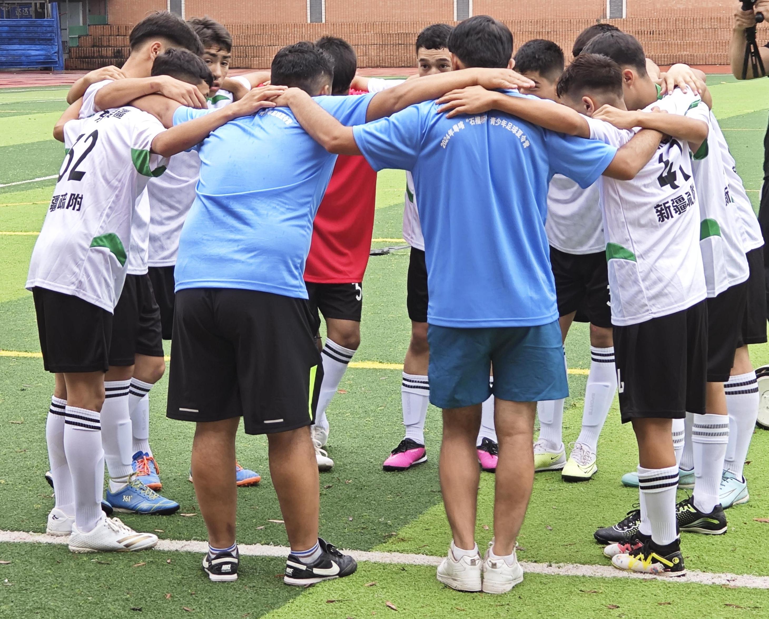 路途虽远孩子们用足球拉近“心的距离”：2024年粤喀“石榴籽杯”广东夏令营开营(图2)