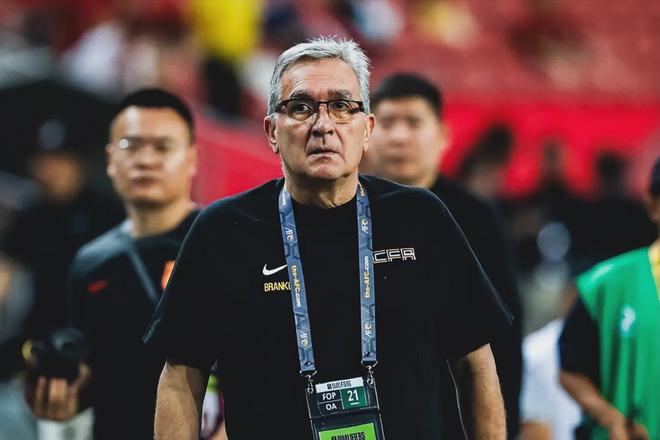 国足大连集训新动态：两大悍将因伤缺席训练国足备战蒙上阴影(图2)