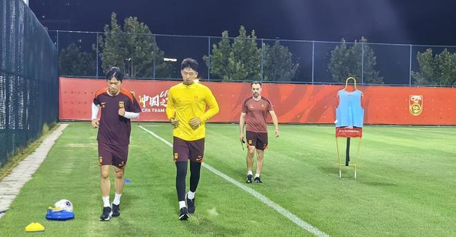 国足大连集训新动态：两大悍将因伤缺席训练国足备战蒙上阴影(图1)