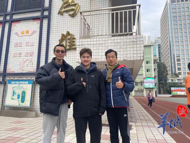 威廉希尔「」奥运得奖后重回母校梁伟铿寄语青少年：多参与体育锻炼(图2)