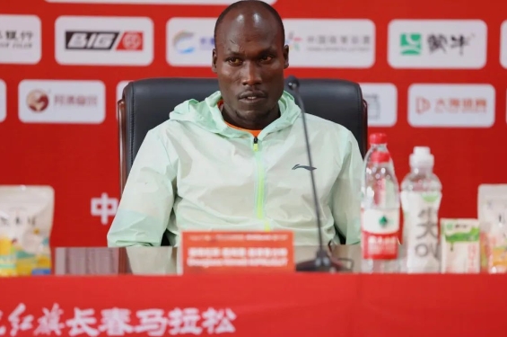 威廉希尔燃情相聚共赴征程——2024一汽红旗长春马拉松运动员见面会召开(图2)