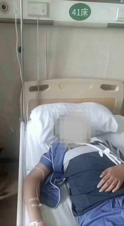 WilliamHill山东小学生跳绳慢被体育老师踹断锁骨报警4个月仅被停职处理(图4)