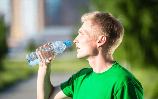 如何科学健身？训练前热身训练过程中补WilliamHill充水分重量合理选择(图4)