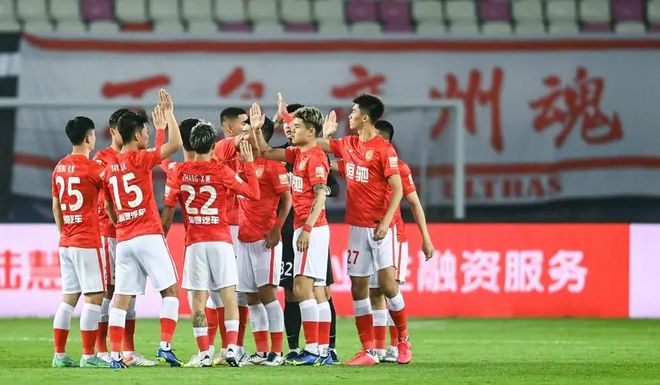 恭喜！中国足球传来好消息：广州队做出正确决定球迷齐声点赞(图1)