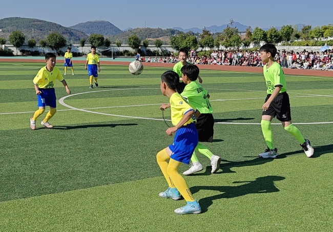 威廉希尔竹山：双坝小学班级足球联赛火热开赛(图2)