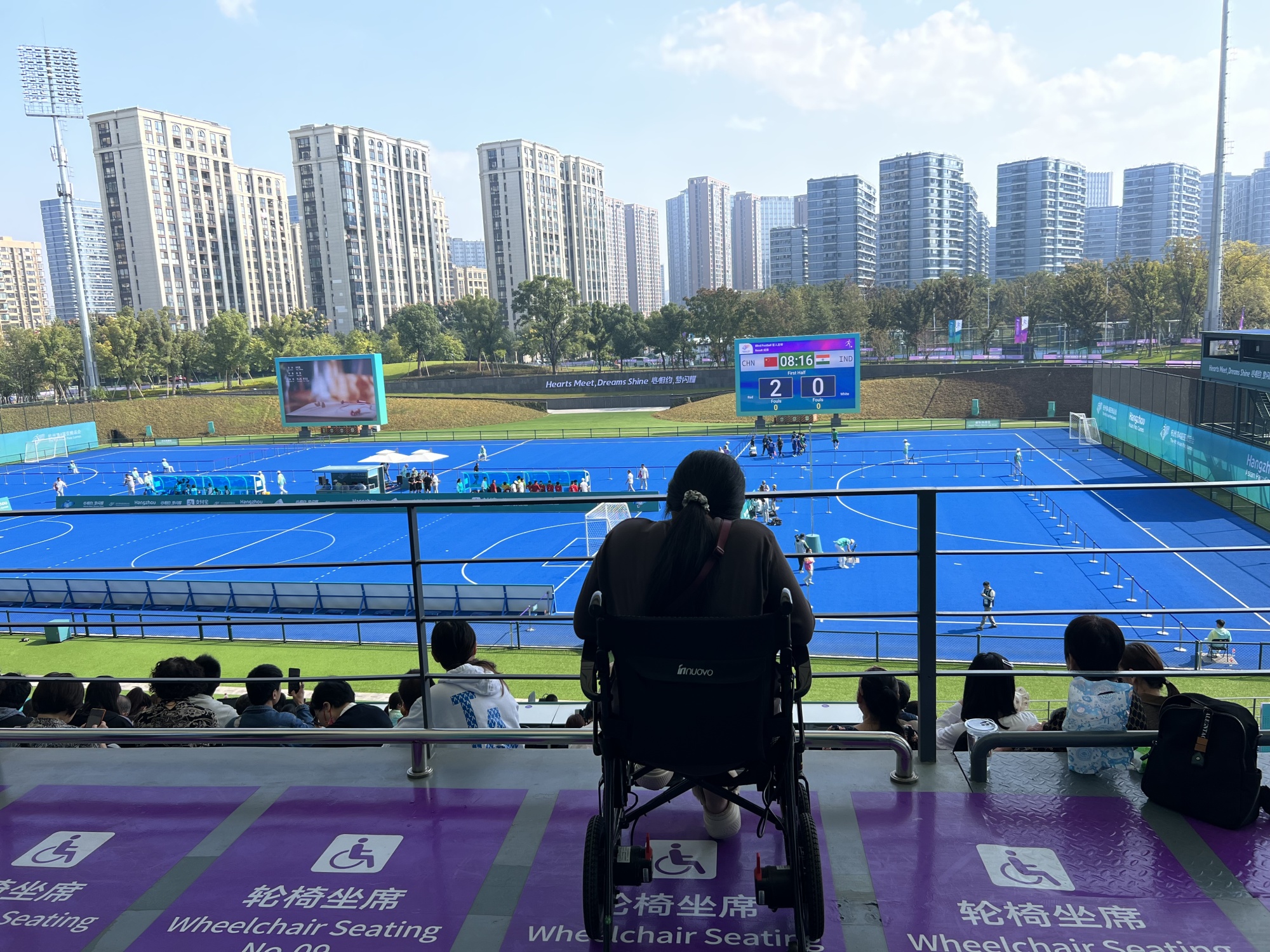 直击亚残运会丨盲人足球怎么踢？记者观“战”：看比赛的掌声要小踢比赛的嗓门够大(图4)