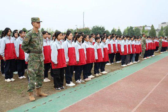 训少年意志强中华脊梁青苏职中2024级学生军训闭营
