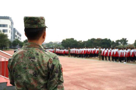 训少年意志强中华脊梁青苏职中2024级学生军训闭营(图5)