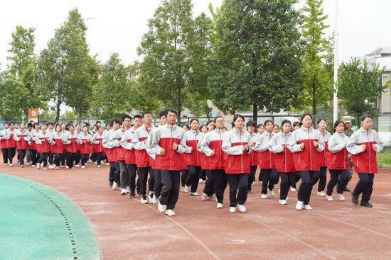 训少年意志强中华脊梁青苏职中2024级学生军训闭营(图3)