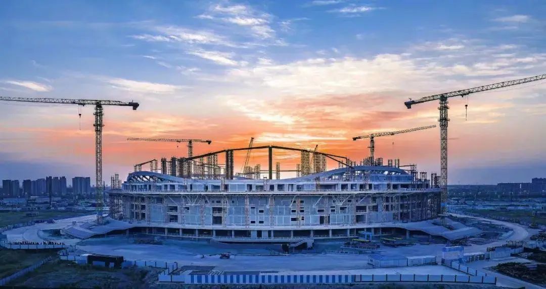 最新进展！济南黄河体育中心足球场屋盖项目管桁架顺利合拢(图1)
