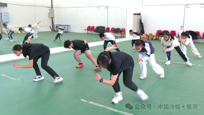 根河市业余威廉希尔WilliamHill体育运动学校速滑队训练热火朝天