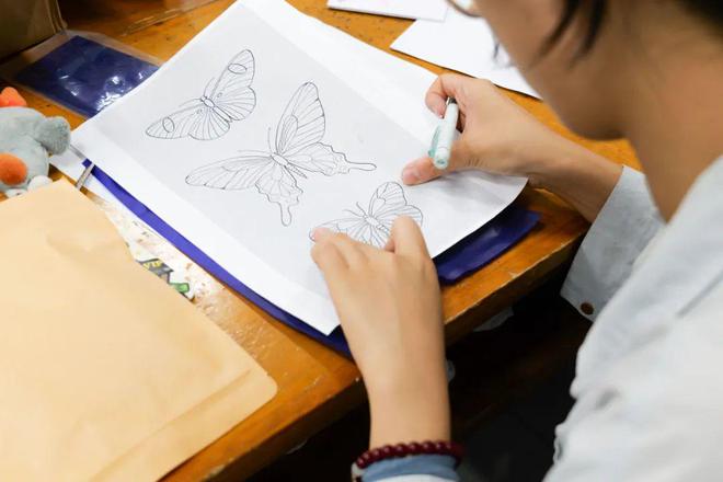 制作掐丝珐琅、练瑜伽、拍摄微电影……这样硬核又有趣的选修课到底谁在上啊！！！(图2)