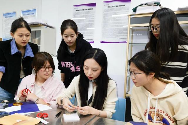 制作掐丝珐琅、练瑜伽、拍摄微电影……盘点安徽新华学院硬核又有趣的选修课(图3)