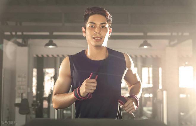 塑造完美体态！6大男士必备的高效健身方法!威廉希尔WilliamHill(图2)