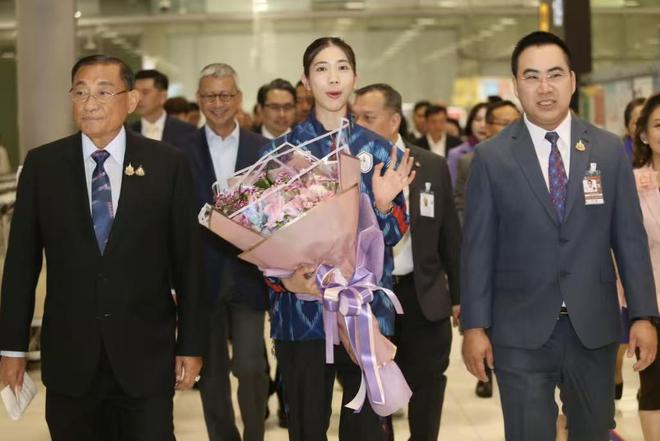 泰国跆拳道奥运金牌选手今日回国泰国旅游与体育部长亲自接机(图1)