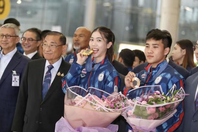 泰国跆拳道奥运金牌选手今日回国泰国旅游与体育部长亲自接机(图2)