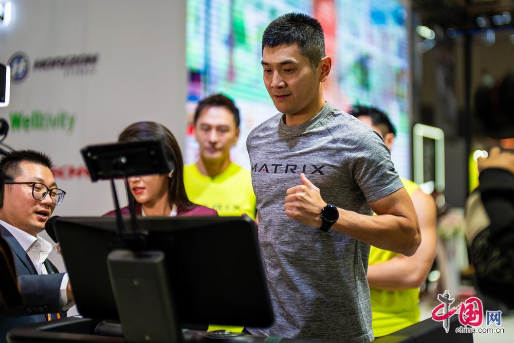 玩转进博与明星一起打卡体育用品专区感受运动魅力(图1)